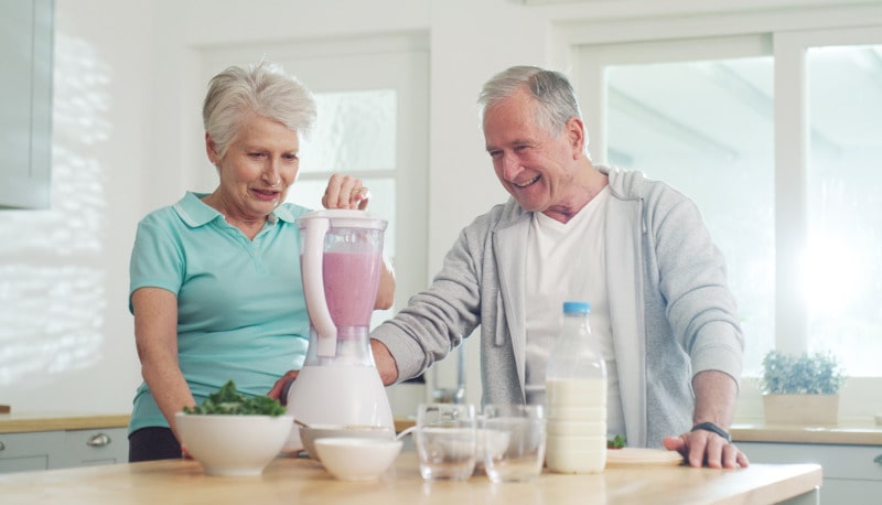 Una dieta saludable y equilibrada en la tercera edad juega un papel crucial en mitigar los síntomas de la intolerancia a la lactosa. Al adaptar la alimentación a las necesidades específicas de las personas mayores y considerar las limitaciones alimentarias, como la intolerancia a la lactosa, se promueve un bienestar gastrointestinal óptimo. 

Optar por alternativas lácteas bajas en lactosa, como productos lácteos sin lactosa o aquellos enriquecidos con lactasa, puede ayudar a mantener un aporte adecuado de calcio y otros nutrientes esenciales sin desencadenar molestias digestivas. 

Además, una dieta rica en alimentos fácilmente digeribles, como frutas, verduras y proteínas magras, contribuye a la salud digestiva general y puede reducir la probabilidad de experimentar sintomas de la intolerancia a la lactosa incómodos asociados con la intolerancia a la lactosa en la población de la tercera edad.